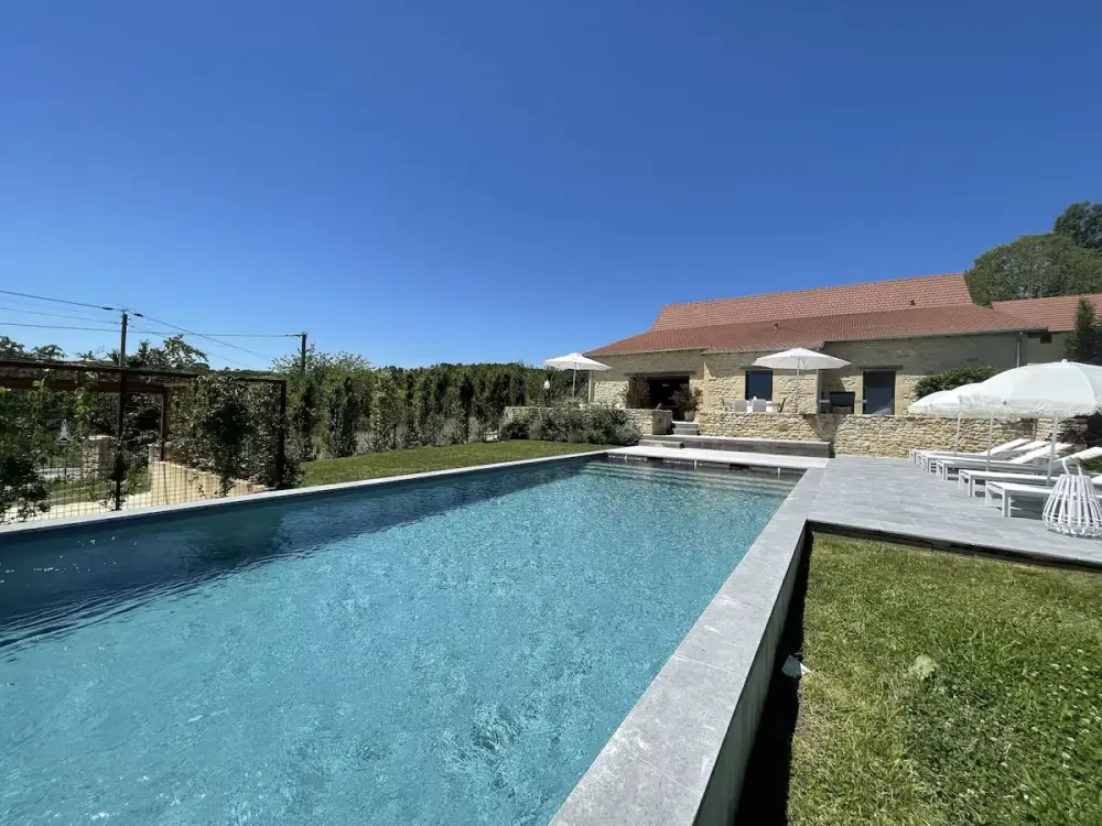 Piscine privée du gîte Les Charmes des Maisons de Salon pour 6 personnes