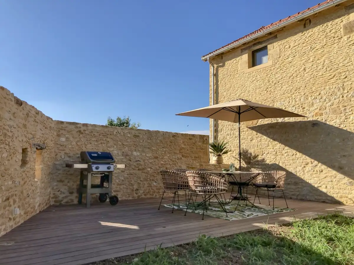 Terrasse et barbecue du gîte Les Marronniers des Maisons de Salon pour 5 personnes